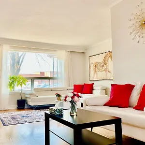 Sunny House - Main Floor, Free Parking, In , Toronto Canada